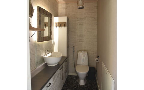 Villa Miestamo: Parete, Idraulico Fixture, Lavandino Del Bagno, Bagno, Pavimentazione, Lavello, Interior Design, Pavimento, Idraulico, Rubinetto