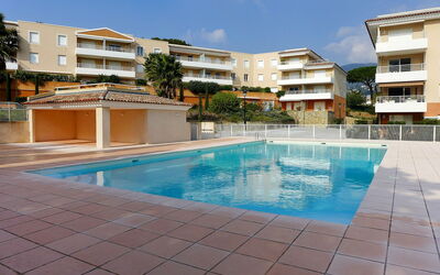 Cavalaire 154: Acqua, Cielo, Costruzione, Pianta, Finestra, Piscina, Nube, Azzurro, Albero, Casa