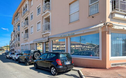 Saint-Raphaël 161: Ruota, Auto, Veicolo, Finestra, Proprietà, Costruzione, Blu, Cielo