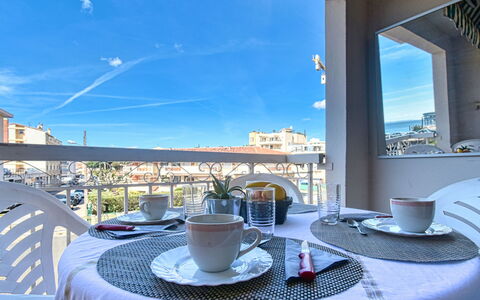 Saint-Raphaël 161: Tavolo, Tavola, Cielo, Mobilia, Giorno, Proprietà, Luce, Dishware, Blu, Azzurro
