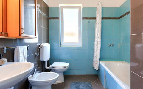 Umag 119: Lavello, Idraulico Fixture, Proprietà, Vasca Da Bagno, Rubinetto, Viola, Bagno, Soffione Doccia, Azzurro, Lavandino Del Bagno