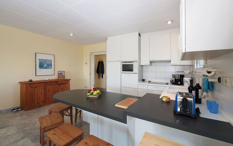 Bilbao: Cabinetry, Mobilia, Proprietà, Tavolo, Controsoffitto, Cucina, Legna, Interior Design, Sedia, Elettrodomestico