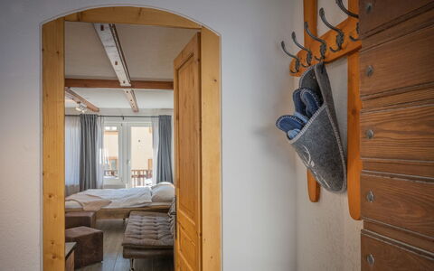 Morthey 3: Costruzione, Proprietà, Mobilia, Legna, Casa, Comfort, Interior Design, Pavimento, Porta, Pavimentazione