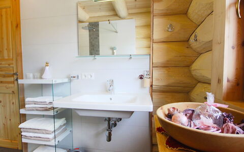 Chalet Karin: Rubinetto, Lavello, Specchio, Proprietà, Lavandino Del Bagno, Idraulico Fixture, Mobiletto Del Bagno, Viola, Bagno, Interior Design