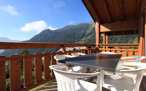 Ovronnaz 505: Cielo, Nube, Proprietà, Costruzione, Tavolo, Legna, Portico, Shade, Albero, Casa