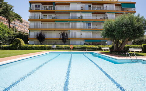 Buenos Aires: Pianta, Cielo, Costruzione, Finestra, Porta, Albero, Casa, Urban Design, Condominio, Piscina