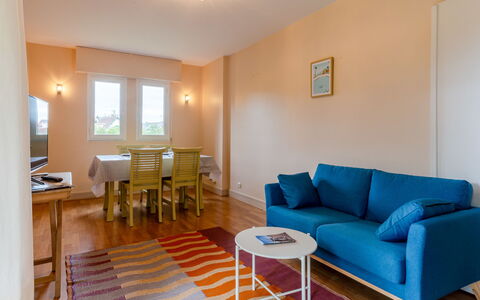 Les Manoirs: Interior Design, Pavimentazione, Mobilia, Pavimento, Legna, Soffitto, Camera, Divano, Appartamento, Soggiorno