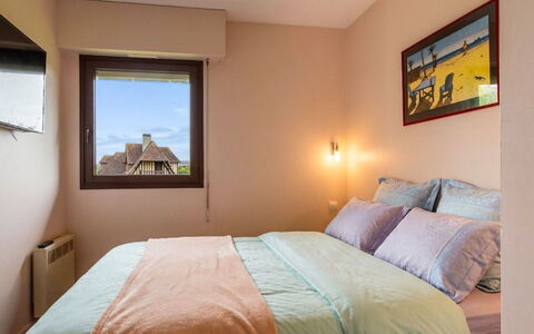 Les Manoirs: Letto, Camera Da Letto, Interior Design, Parete, Lenzuolo, Bedding, Legna, Pavimento, Camera, Biancheria