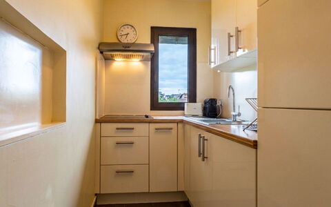 Les Manoirs: Elettrodomestico Da Cucina, Controsoffitto, Interior Design, Legna, Pavimentazione, Cabinetry, Cucina, Apparecchio Major, Pavimento, Camera