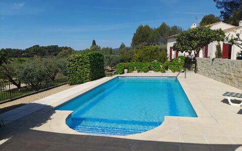 Le Mas Line: Acqua, Pianta, Piscina, Cielo, Costruzione, Azzurro, Albero, Rettangolo, Shade, Casa