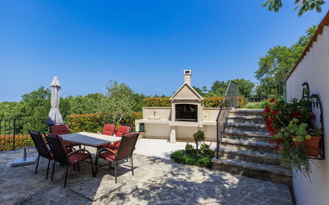 Buje 200: Mobilia, Giardino, Mobili Da Esterno, Sedia, Flagstone, Shade, Landscaping, Vaso Di Fiori, Terrazza, Cortile