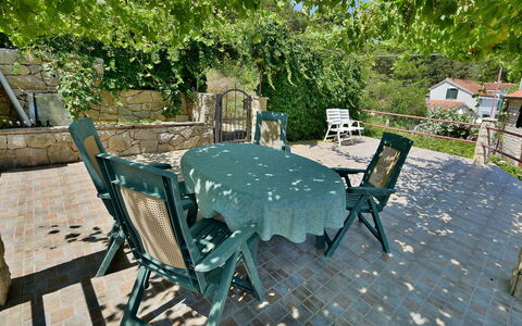Ratimir: Pianta, Tavolo, Mobilia, Tavolo Esterno, Sedia, Mobili Da Esterno, Albero, Shade, Cucina & Sala Da Pranzo Tavolo, Erba