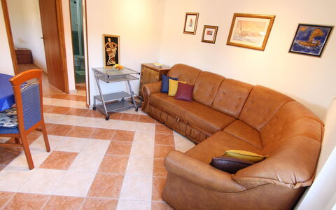Ratimir: Cornice, Mobilia, Divano, Comfort, Arancia, Soggiorno, Legna, Divano Letto, Tavolo, Pavimentazione