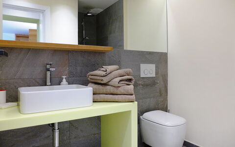 Chesa la Soliva: Specchio, Rubinetto, Idraulico Fixture, Lavello, Lavandino Del Bagno, Proprietà, Bagno, Costruzione, Interior Design, Rettangolo