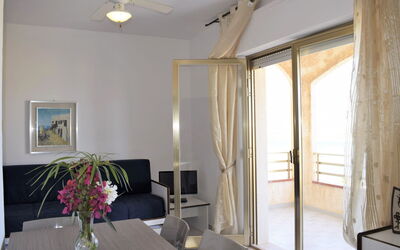Papiro 100.5: Fiore, Tavolo, Mobilia, Pianta, Costruzione, Sedia, Illuminazione, Interior Design, Shade, Soggiorno