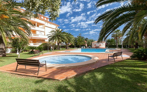 La Marina: Acqua, Pianta, Cielo, Costruzione, Nube, Piscina, Azzurro, Albero, Mobili Da Esterno, Shade