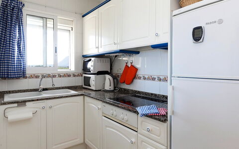 La Marina: Cabinetry, Proprietà, Lavandino Della Cucina, Mobilia, Blu, Elettrodomestico Da Cucina, Cucina Stufa, Cucina, Finestra, Controsoffitto