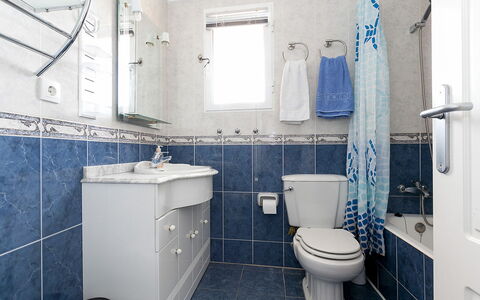 La Marina: Proprietà, Fotografia, Idraulico Fixture, Toilet Seat, Bianca, Gabinetto, Viola, Blu, Bagno, Interior Design