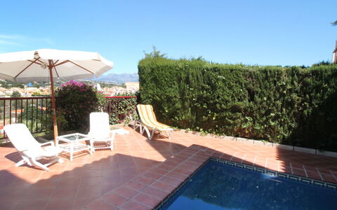 Mar Y Montaña: Acqua, Cielo, Pianta, Mobili Da Esterno, Sedia, Piscina, Zona Residenziale, Shade, Tempo Libero, Paesaggio