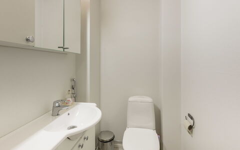 Sointuilevi 2 D 13: Bagno, Lavandino Del Bagno, Idraulico Fixture, Parete, Interior Design, Pavimentazione, Pavimento, Lavello, Gabinetto, Toilet Seat
