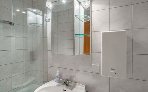 Top 18: Specchio, Rubinetto, Idraulico Fixture, Lavello, Lavandino Del Bagno, Bagno, Interior Design, Costruzione, Idraulico