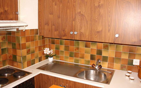 Eridan: Marrone, Controsoffitto, Cabinetry, Rubinetto, Lavandino Della Cucina, Idraulico Fixture, Lavello, Proprietà, Mobilia, Costruzione