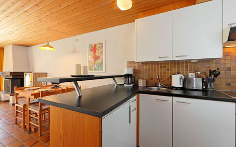 Les Beluardes Bl. 151 2: Cabinetry, Mobilia, Controsoffitto, Elettrodomestico Da Cucina, Legna, Cucina, Cucina Stufa, Tavolo, Costruzione, Arancia