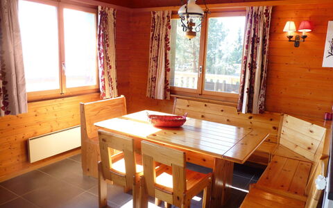 Ardévaz i: Camera, Mobilia, Proprietà, Costruzione, Log Cabin, Tavolo, Casa, Pavimento, Interior Design, Latifoglie