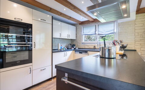 Chalet am Schärm: Costruzione, Cabinetry, Proprietà, Controsoffitto, Mobilia, Pianta, Elettrodomestico Da Cucina, Cucina, Interior Design, Tavolo