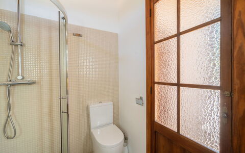 Cas Ciutada: Bagno, Idraulico Fixture, Parete, Pavimentazione, Legna, Pavimento, Interior Design, Porta, Gabinetto, Idraulico