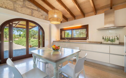 Cas Ciutada: Mobilia, Interior Design, Pavimentazione, Legna, Soffitto, Cucina, Tavolo, Pavimento, Casa, Cucina & Sala Da Pranzo Tavolo
