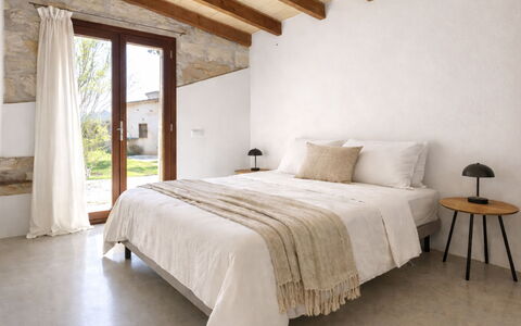 Cas Ciutada: Parete, Camera Da Letto, Legna, Pavimentazione, Pavimento, Letto, Interior Design, Biancheria, Lenzuolo, Soffitto