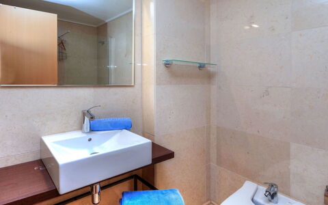Escorxador: Specchio, Rubinetto, Lavello, Lavandino Del Bagno, Proprietà, Idraulico Fixture, Bagno, Architettura