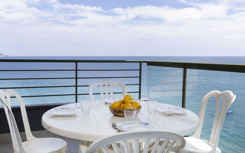Playa de Aro 230: Cielo, Nube, Acqua, Mobilia, Sedia, Tavolo, Mobili Da Esterno, Interior Design, Shade, Moto D'Acqua