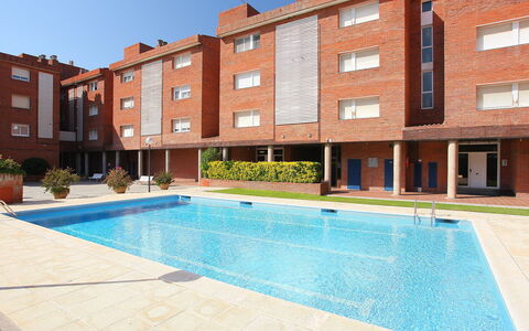 Rambla de Tossa: Acqua, Pianta, Costruzione, Cielo, Finestra, Proprietà, Piscina, Azzurro, Interior Design, Shade