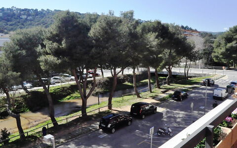 Rambla de Tossa: Cielo, Pianta, Proprietà, Auto, Albero, Veicolo, Shade, Lotto, Urban Design, Paesaggio