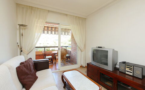 Rambla de Tossa: Mobilia, Comfort, Televisione, Tavolo, Legna, Interior Design, Tenda, Soggiorno, Pavimentazione, Pavimento