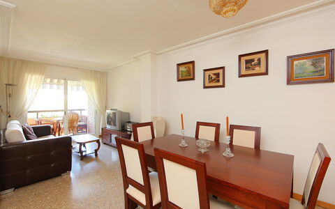 Rambla de Tossa: Tavolo, Mobilia, Cornice, Proprietà, Finestra, Sedia, Divano, Pianta Della Casa, Costruzione, Interior Design