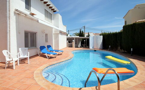 Leon: Acqua, Cielo, Proprietà, Costruzione, Piscina, Azzurro, Sedia, Shade, Mobili Da Esterno, Interior Design