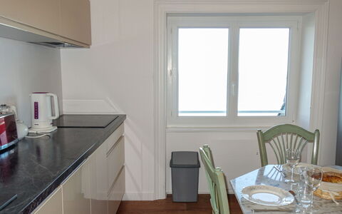 Les Nielles: Cabinetry, Proprietà, Mobilia, Finestra, Controsoffitto, Tavolo, Tavola, Costruzione, Cucina Stufa, Sedia