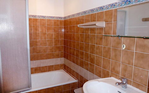 Le Grau du Roi 110: Marrone, Proprietà, Idraulico Fixture, Rubinetto, Lavello, Costruzione, Bagno, Legna, Interior Design, Lavandino Del Bagno