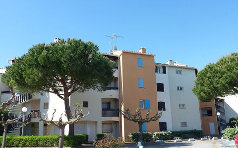 Le Grau du Roi 110: Cielo, Pianta, Costruzione, Giorno, Finestra, Albero, Urban Design, Casa, Condominio, Facciata