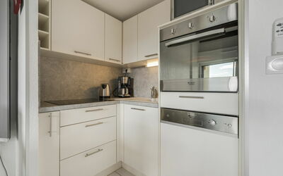 Camargue Village 110.4: Controsoffitto, Cabinetry, Proprietà, Mobilia, Costruzione, Elettrodomestico Da Cucina, Cucina Stufa, Cucina, Cassetto, Elettrodomestico