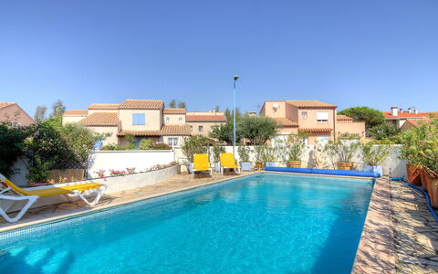 Villa Thiers: Acqua, Cielo, Pianta, Costruzione, Proprietà, Piscina, Blu, Azzurro, Casa, Corpo D'Acqua
