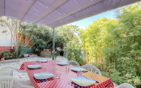 Villa Thiers: Tavolo, Pianta, Mobilia, Proprietà, Sedia, Tavola, Shade, Mobili Da Esterno, Albero, Interior Design
