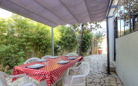 Villa Thiers: Pianta, Mobilia, Tavolo, Shade, Costruzione, Sedia, Mobili Da Esterno, Interior Design, Albero, Tempo Libero