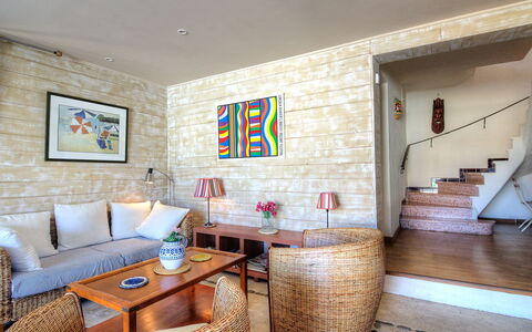 Villa Thiers: Mobilia, Proprietà, Tavolo, Azzurro, Cornice, Costruzione, Interior Design, Soggiorno, Divano, Legna