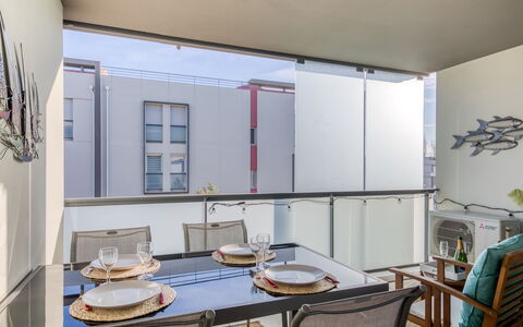 Fréjus 184: Tavolo, Proprietà, Mobilia, Costruzione, Cabinetry, Tavola, Legna, Controsoffitto, Cucina, Sedia