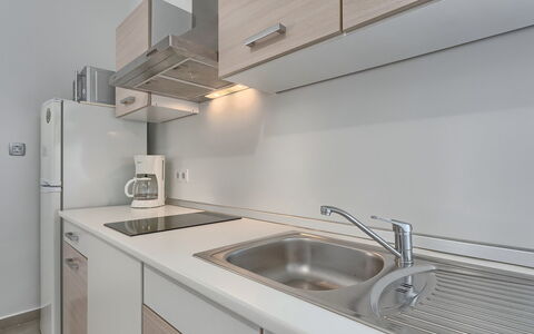 Lino: Rubinetto, Lavandino Della Cucina, Lavello, Cabinetry, Costruzione, Proprietà, Controsoffitto, Idraulico Fixture, Mobilia, Prodotto