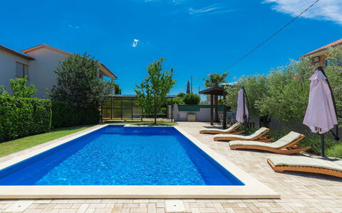 Adria: Acqua, Nube, Pianta, Giorno, Proprietà, Cielo, Piscina, Luce, Blu, Azzurro